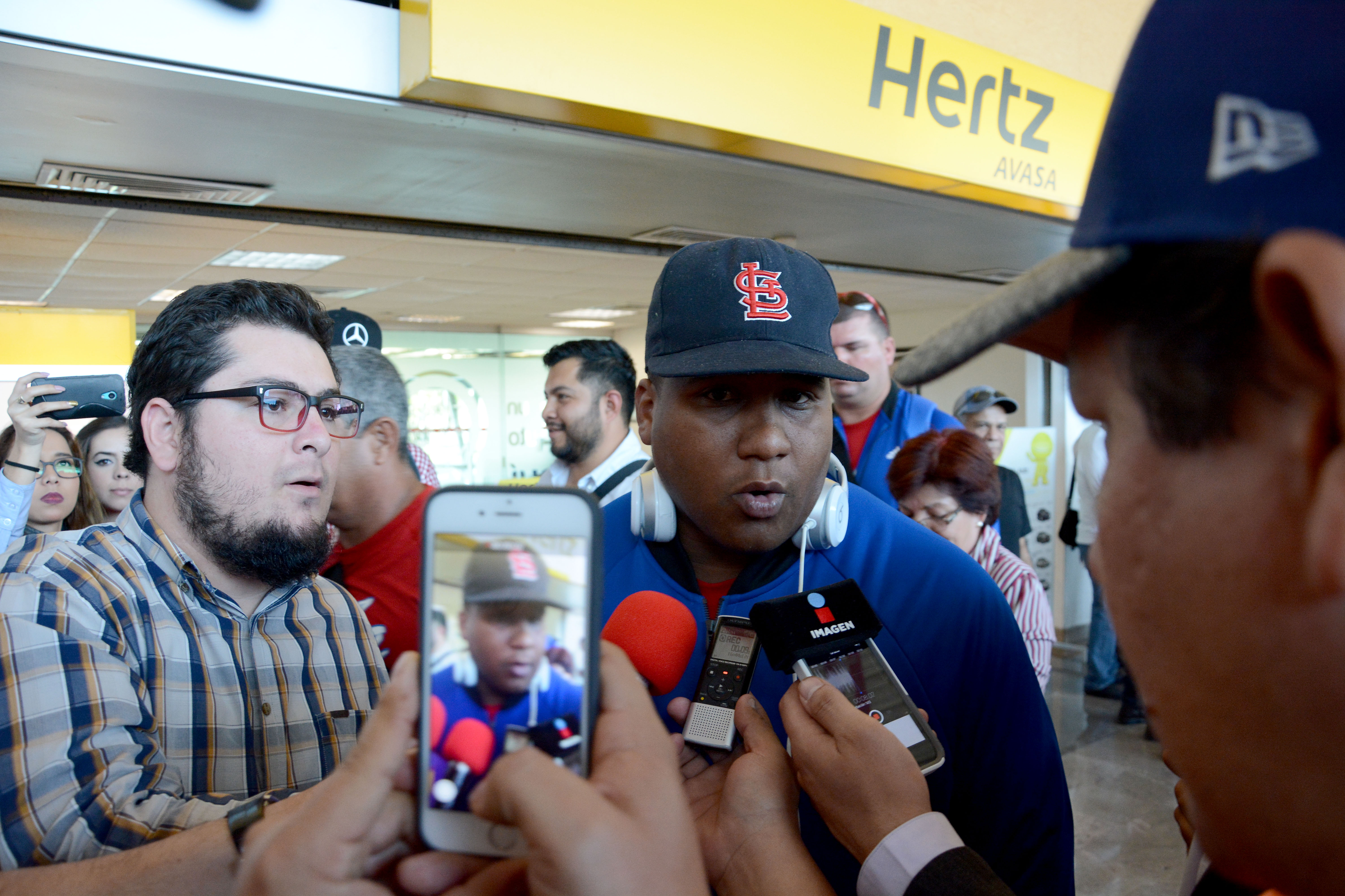Alfredo Despaigne, uno de los peloteros más asediados a la llegada a Culiacán. Foto: Ricardo López Hevia.
