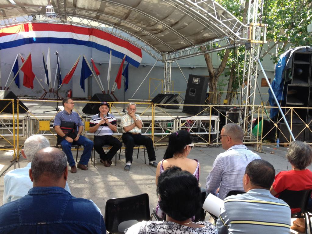 Osaba presentando su texto escoltado por Alfonso López y Bernal Castellanos. Foto del autor.
