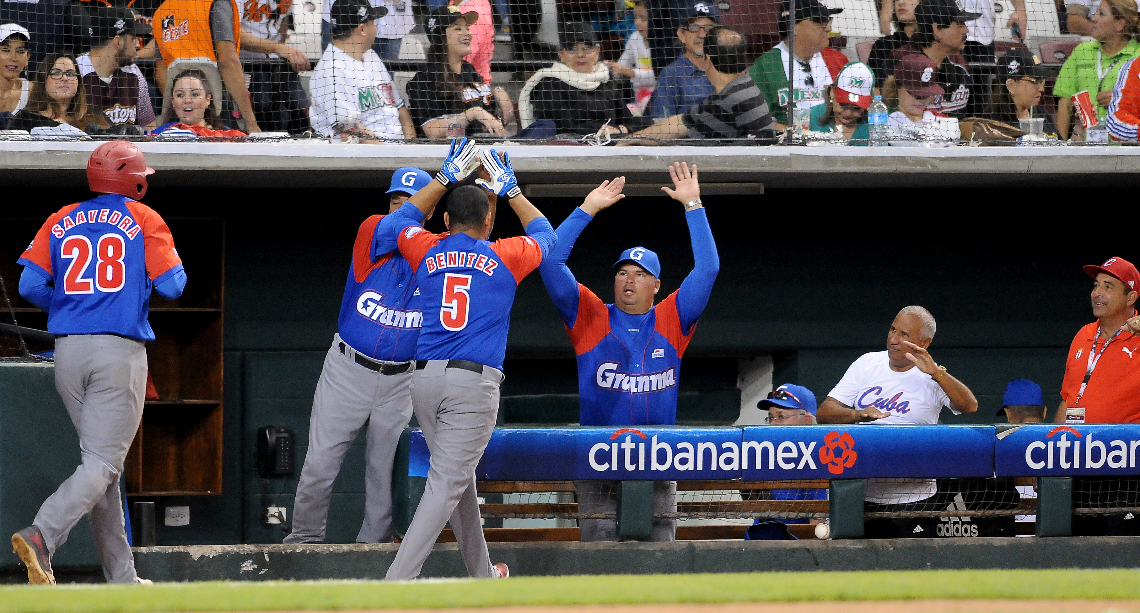 Carlos Benitez después de haber conectado jonrón de tres carreras ante las Águilas de Zulia. Foto: Ricardo López Hevia