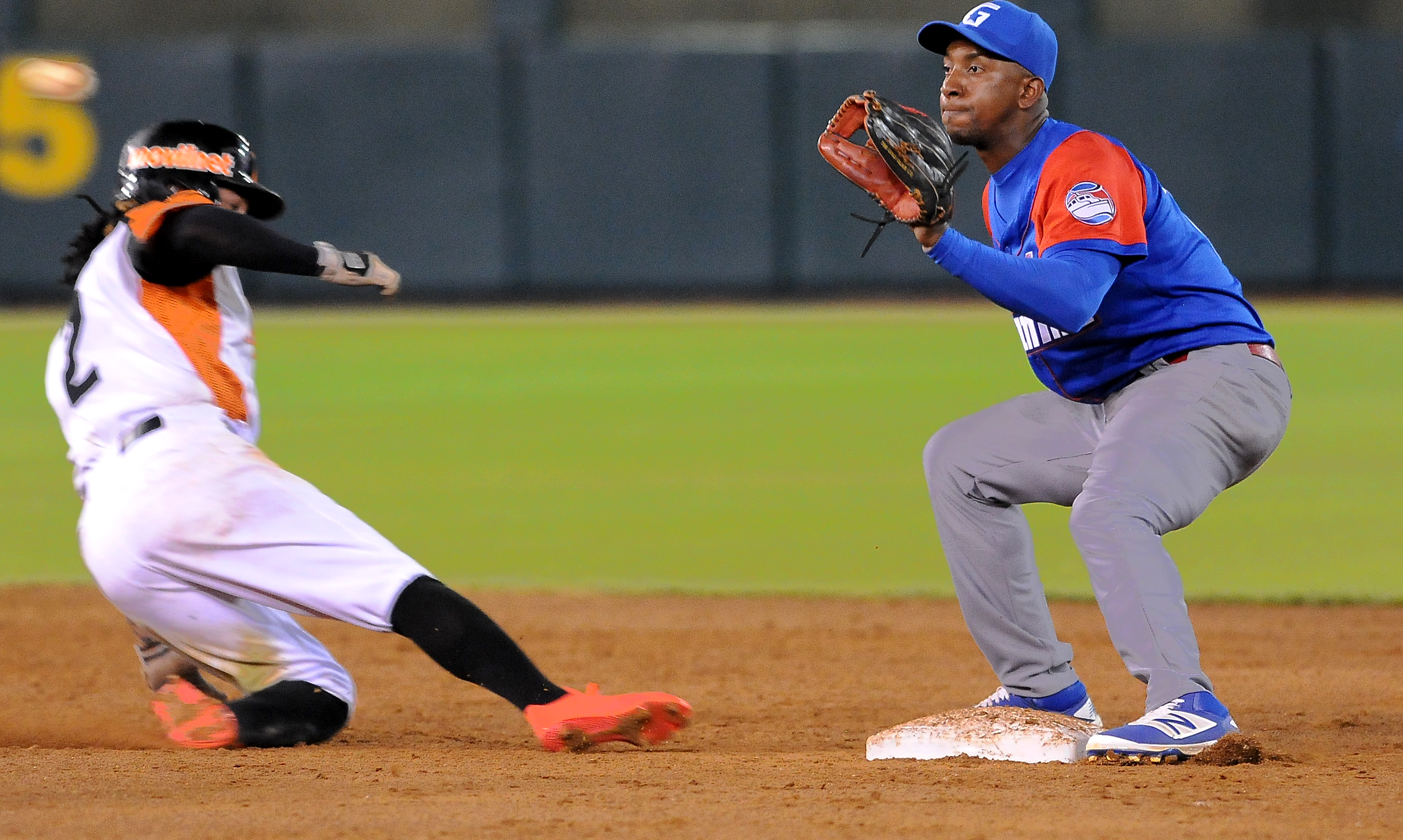 Jugada defensiva entre Cuba y Venezuela. Foto: Ricardo López Hevia