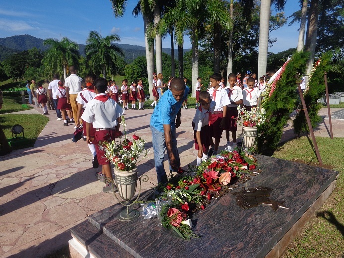 Nunca faltan flores sobre la tumba del músico-Comandante, en especial en los días que el pueblo recuerda su cumpleaños y su partida física. Foto: Betty Beatón Ruiz