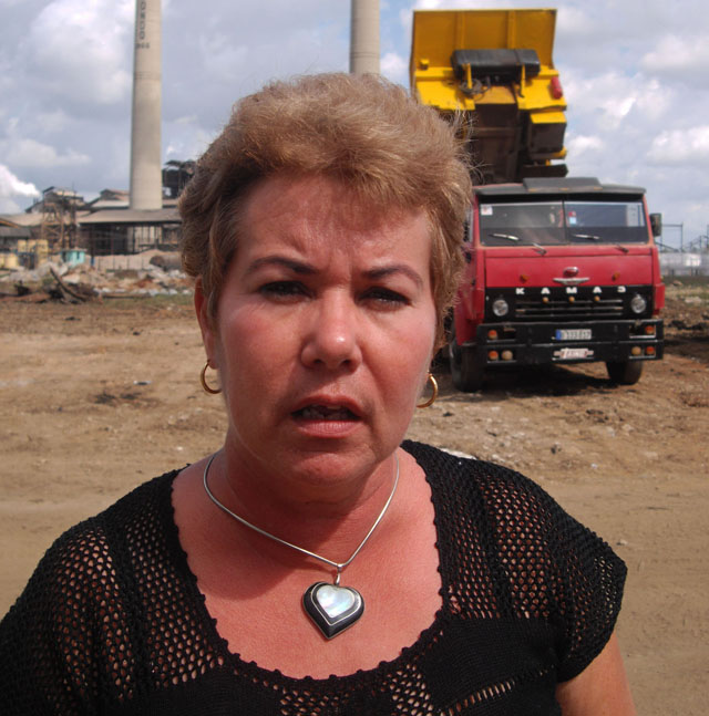 “Vencer poderosas fuerzas como el bloqueo imperialista contra Cuba, es nuestro compromiso con la ejecución de esta obra aledaña al central azucarero Ciro Redondo”, expresó Carmen. Foto: José Luis Martínez Alejo