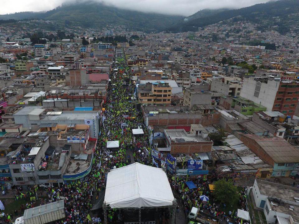 Tras 45 días de campaña y grandes concentraciones como la de esta imagen en la ciudad de Quito, se establecerá el silencio electoral en todo el país. Foto: Tomada de Tomada de @Lenin/Twitter