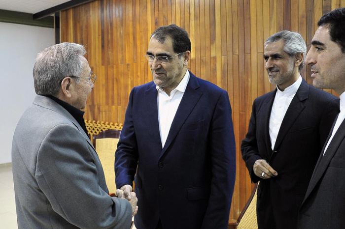 Raúl saluda al ministro de Salud y Educación Médica de Irán, .Seyed Hasán Ghazizadeh Hashemi. Foto: Tomada de Granma.cu