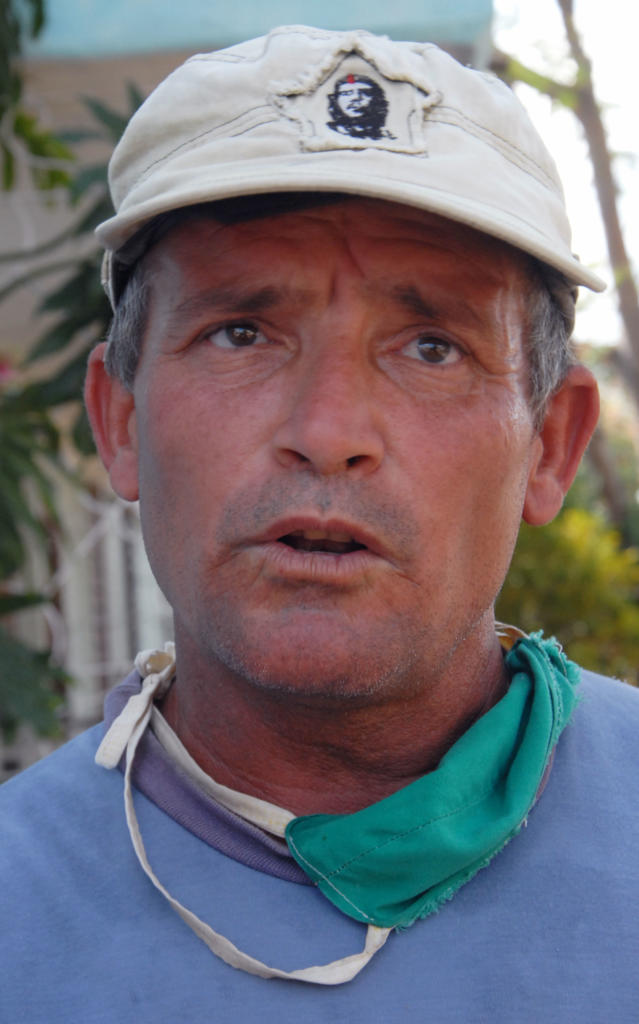 Lázaro Cabrera García, trabajador de Comunales, en Camagüey. Foto: Otilio Rivero Delgado