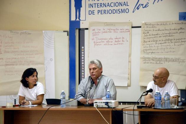 Miguel Díaz-Canel preside encuentro con jóvenes periodistas en el Instituto Superior de Periodismo.