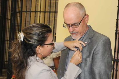 Otorga el ICAP Medalla de la Amistad a Tim Anderson