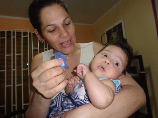 Laine, madre de Yunior Jesús, se siente protegida con las medidas aprobadas a favor de la maternidad y la infancia en Cuba. Foto: Lourdes Rey