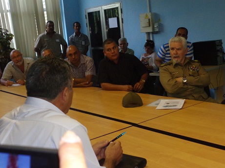 El Comandante de la Revolución Ramiro Valdés Menéndez observó las posibilidades de desarrollo de los distintos tipos de bicicletas que puede producir la empresa Ángel Villarreal, conocida por la marca comercial Minerva. Foto: Lourdes Rey Veitía