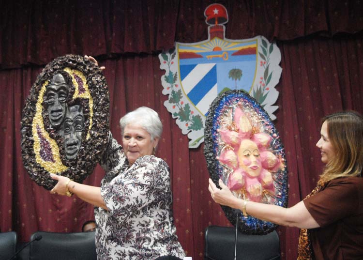 De izquiera a derecha la diputada, Miriam Brito segunda de la Asamblea Nacional del Poder Popular y la diputada Ana María Mari Machado, vice presidenta de la ANPP. Foto: Agustín Borrego Torres