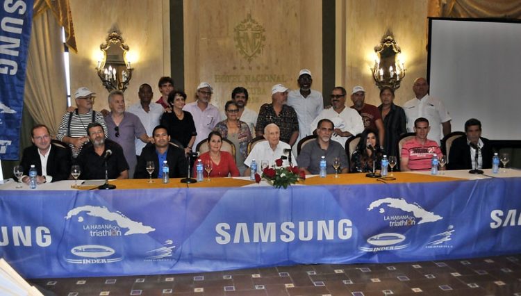Conferencia de prensa para el evento Triatón 201, presidida por José Ramón Fernández, titular del Comité Olímpico Cubano. Foto: José R. Rodríguez Robleda