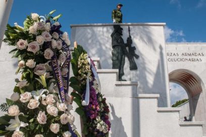 Ofrenda floral de Raúl Castro a combatiente del Moncada