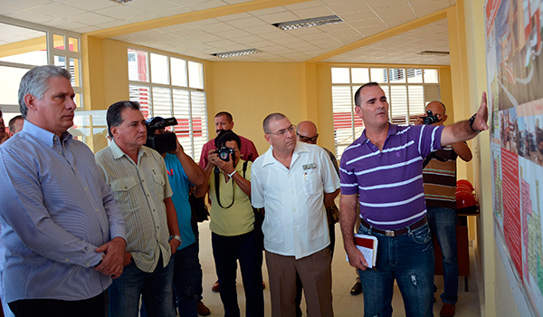 Miguel Díaz-Canel (I), Primer Vicepresidente de los Consejos de Estado y de Ministros de la República de Cuba, comprueba las labores constructivas de la ampliación del Hospital Provincial Doctor Antonio Luaces Iraola, en Ciego de Ávila. Foto: Osvaldo Gutiérrez Gómez