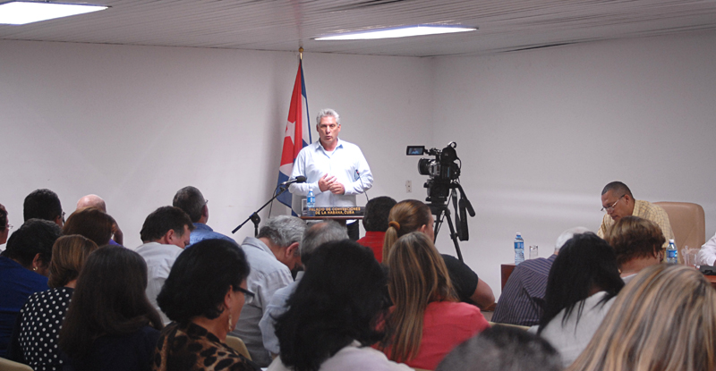 Miguel Diaz Canel, Primer Vicepresidente del Consejo de Estados y de Ministros, durante el Balance del cumplimiento de los objetivos del 2016 en la Educación, celebrado en el Palacio de Convenciones. Foto: Agustín Borrego Torres