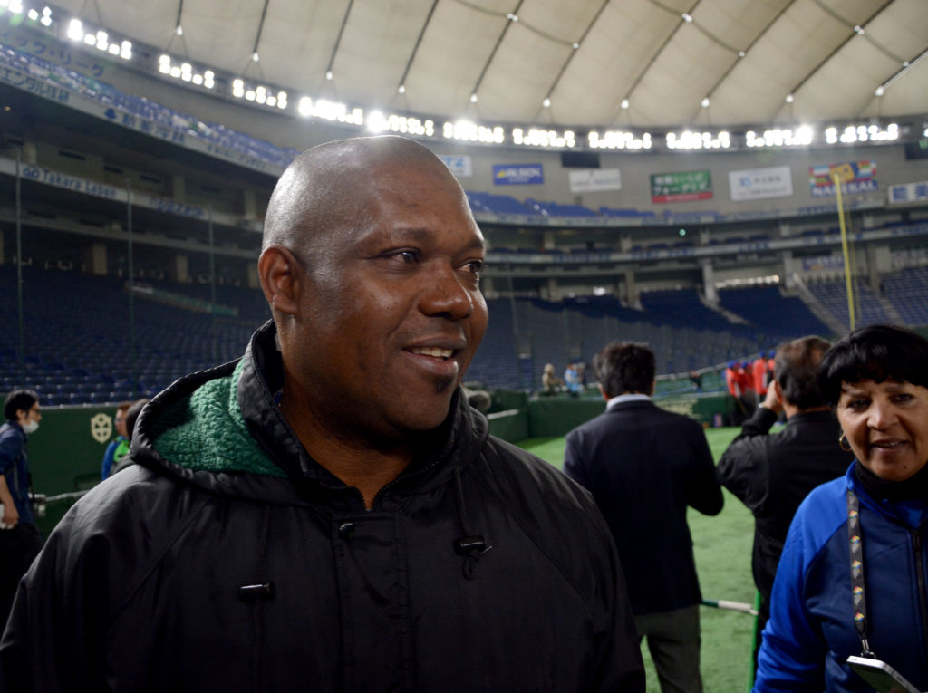 Omar Linares en el entrenamiento de la novena cubana previa a su partido de inicio contra Japón. Foto: Ricardo López Hevia