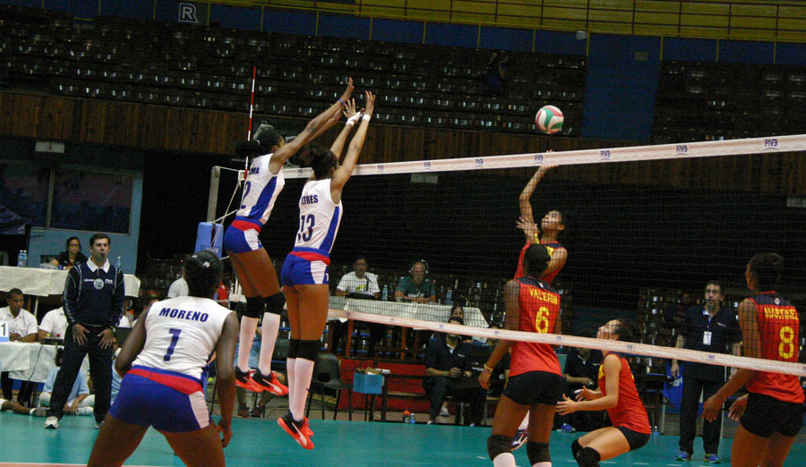 El bloqueo de Cuba estuvo perdido en ocasiones durante el partido. Foto: César A. Rodríguez