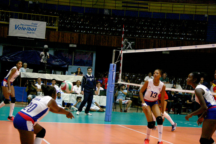 Queda mucho que mejorar en la defensa de campo por Cuba. Foto: César A. Rodríguez