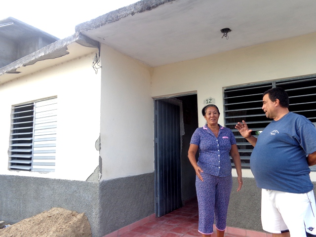 “Ahora esta es nuestra casa”, dice Oscar y Mileidy sonríe satisfecha. Foto: Jorge Pérez Cruz