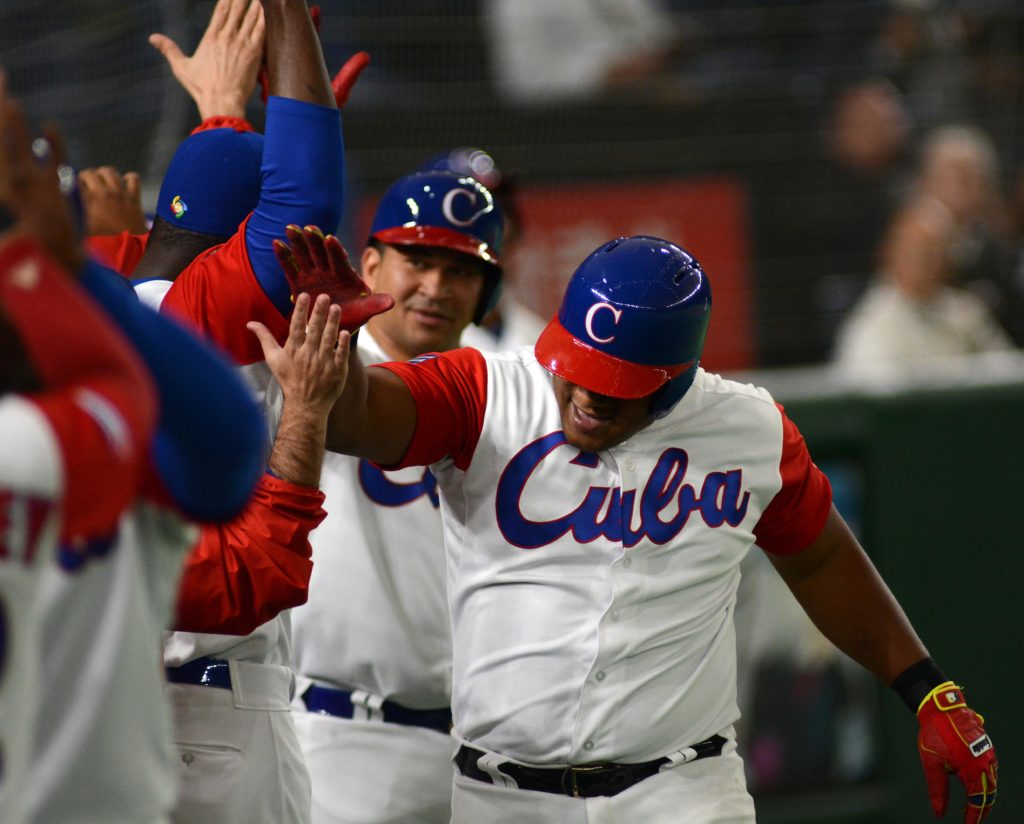 Celebración en el banco tras el jonrón de Alfredo Despaigne frente a Australia. Foto: Ricardo López Hevia