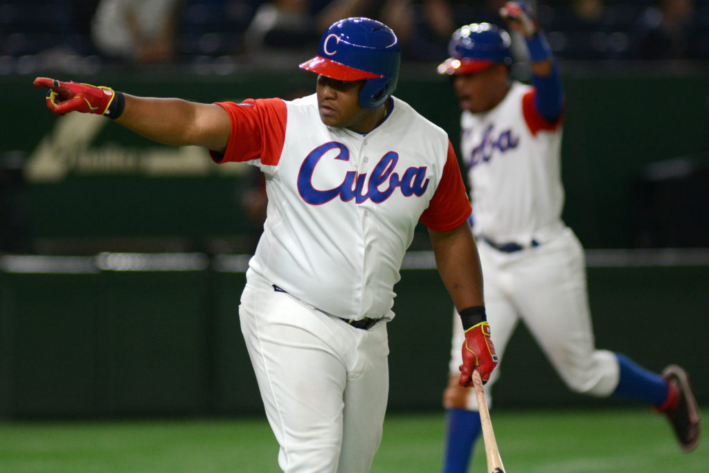 Alfredo Despaigne tras despachar largo cuadrangular ante Australia. Foto: Ricardo López Hevia