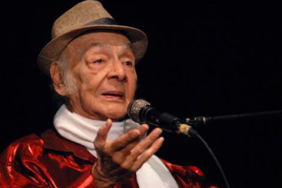 Ovación final a quien dio color a la poesía