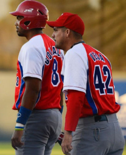 Mario Vega, coach de primera base del equipo Cuba.