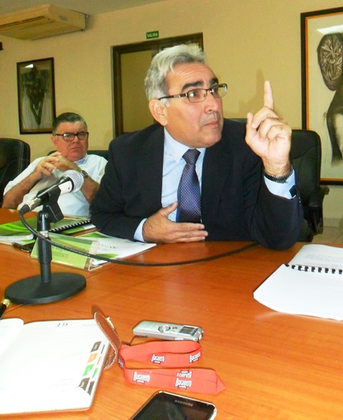 Buscan clientes para darles dinero