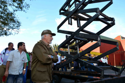 Apreció Ramiro Valdés nuevas producciones en Empresa Oleohidráulica de Cienfuegos