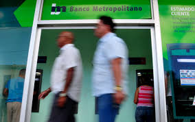 Buscan clientes para darles dinero