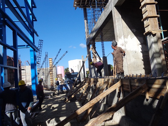 Trabajadores de varias entidades del país colaboran en la obra villaclareña. Foto: Lourdes Rey Veitía