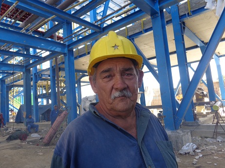 Guillermo puso la primera piedra, ha ejecutado la cimentación de múltiples objetos de obra de la Electroquímica. Foto: Lourdes Rey Veitía