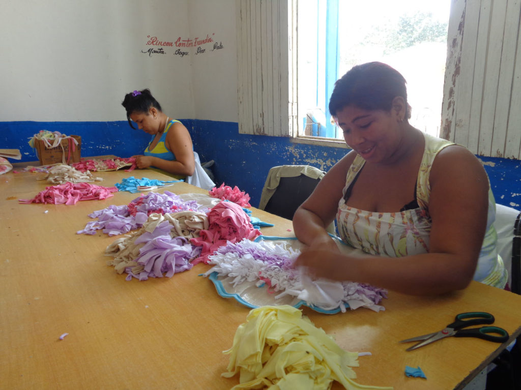 Trabajadores de la UBP de Los Palacios, pertenecientes al Taller de Discapacitados. Foto: Eduardo González Martínez