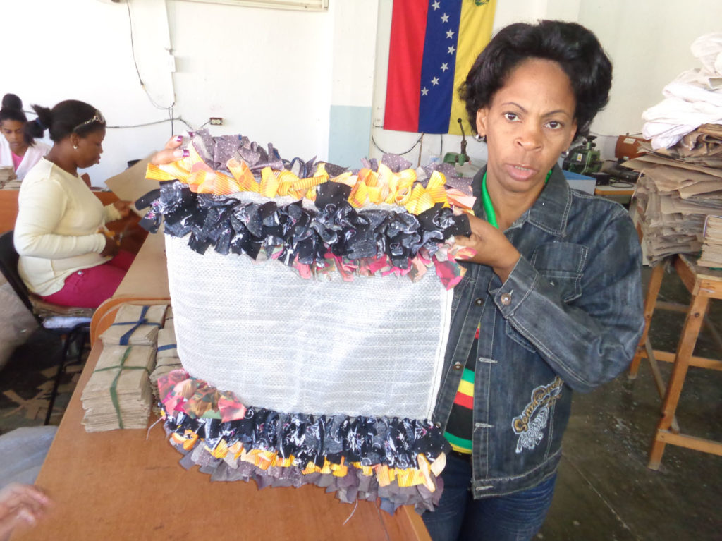 En la foto Iris Dany Gato, muestra producciones del Taller de Discapacitados de Consolación del Sur. Foto: Eduardo González Martínez