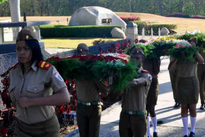 Ofrenda floral de Raúl Castro a mártires del II Frente Oriental