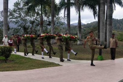 Ofrenda de Raúl Castro a combatientes del Tercer Frente Oriental