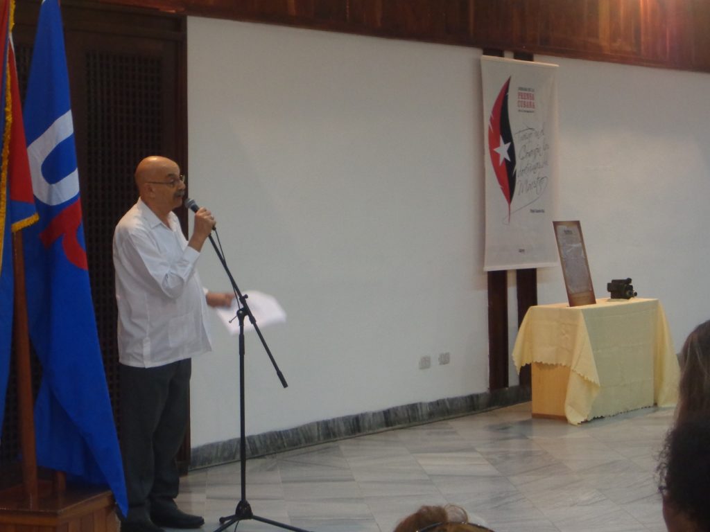 Antonio Moltó, presidente de la Upec, leyó la proclama de los periodistas cubanos. Foto: Betty Beatón Ruiz