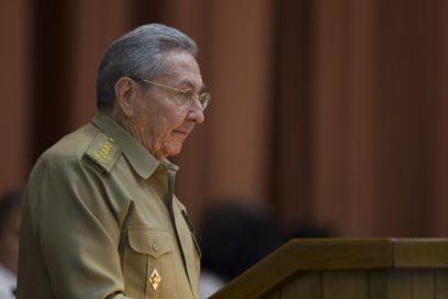 Presidente cubano Raúl Castro asiste a ceremonia familiar de inhumación
