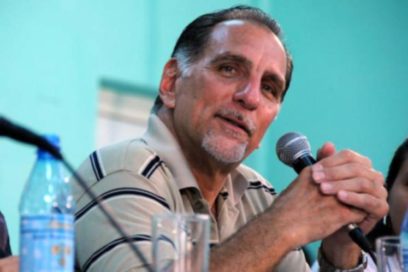 Dialoga René González con jóvenes universitarios en el centro de Cuba