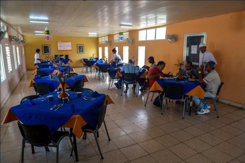 En el comedor del Campamento Raúl Tamayo se diversifica el menú que llega al constructor a pie de obra. Foto: Juan Pablo Carreras