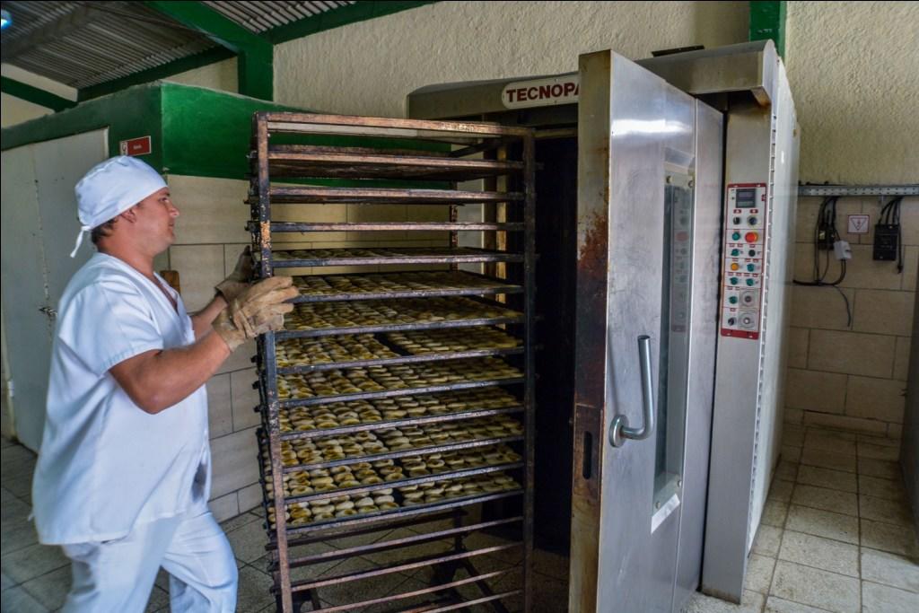la panadería-dulcería Armando Mestre se producen 17 tipos de renglones entre dulces y panes. Foto: Juan Pablo Carreras