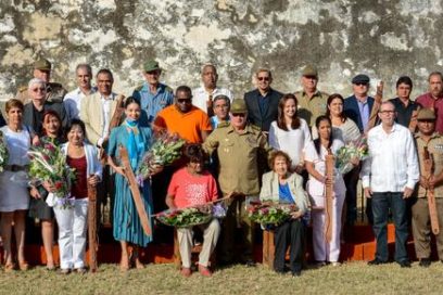 Réplica del machete mambí de Gómez honra a personalidades (+Fotos)