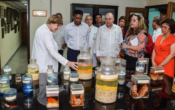 Roberto Morales Ojeda (Centro derecha), ministro de Salud Pública de Cuba, junto a Danny Faure (centro izquierda), presidente de la República de Seychelles, durante la visita que realizara el mandatario al Instituto de Medicina Tropical Pedro Kouri. Foto: Marcelino Vázquez Hernández
