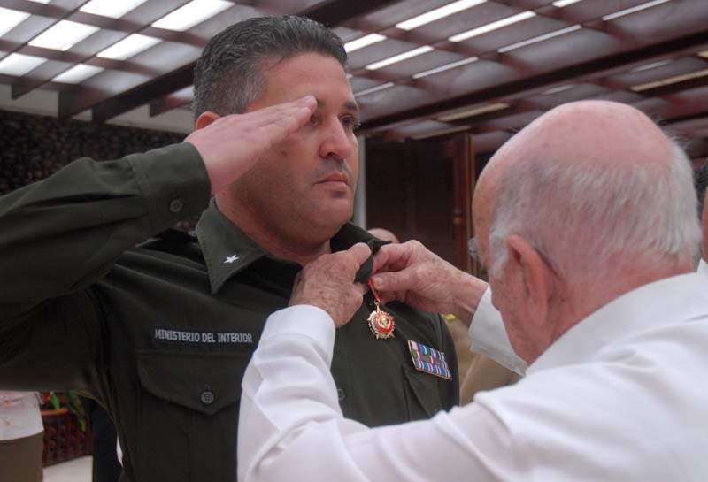 El Segundo Secretario del PCC, José Ramón Machado Ventura condecora a joven destacado. Foto: Agustín Borrego Torres