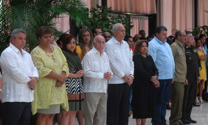 En el homenaje estuvieron presentes los miembros del Buró Político Ulises Guilarte de Nacimiento, secretario general de la Central de Trabajadores de Cuba, y Teresa Amarelle, secretaria general de la Federación de Mujeres Cubanas; así como los integrantes del Secretariado del Comité Central Olga Lidia Tapia Iglesias y Abelardo Álvarez Gil. Foto: Agustín Borrego Torres
