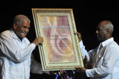 Entregan a Enrique Bonne Premio Nacional de Música