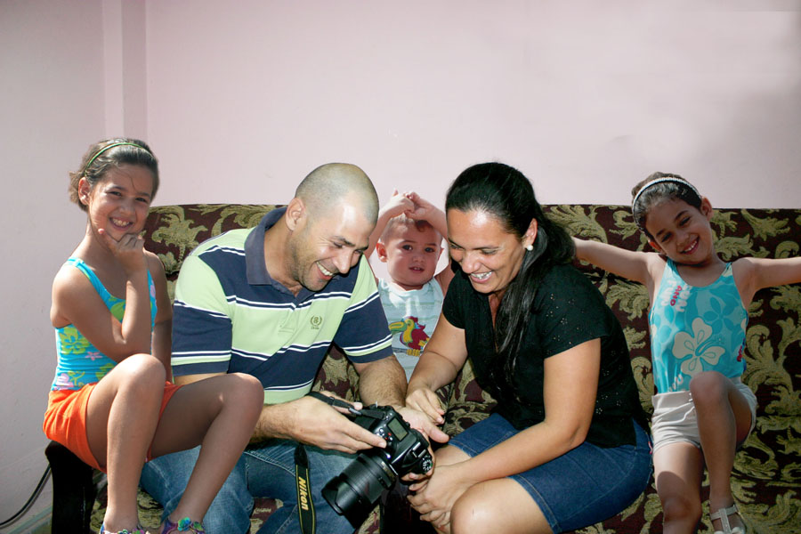 Daicar y su esposo Leandro, junto a Claudia, el pequeño Leandro y Beatriz. Foto: César A. Rodríguez
