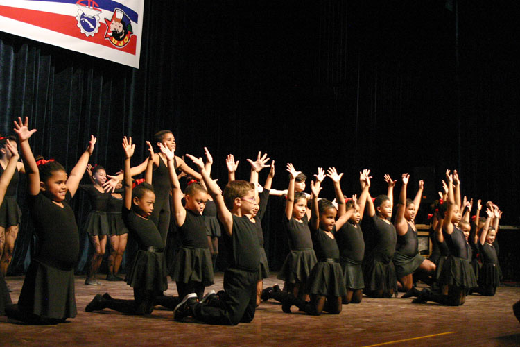 Ritmos tradicionales cubanos ofrecieron los niños, adolescentes y jóvenes integrantes de la compañía de danza Coarte y del Conservatorio de Música Amadeo Roldán. Foto: César A. Rodríguez