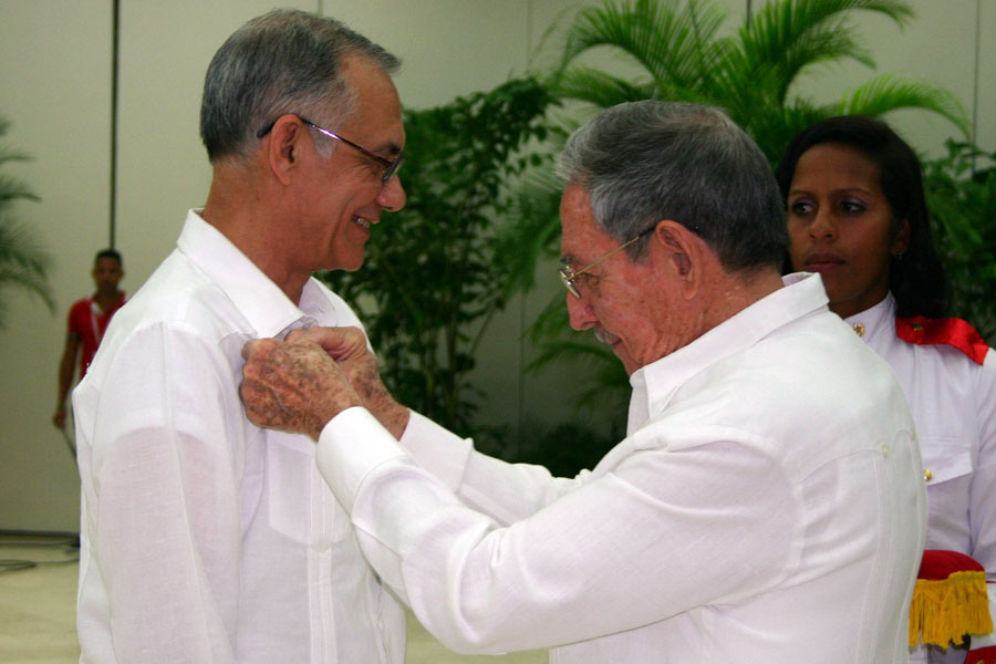 El General de Ejército Raúl Castro Ruz condecora al Héroe del Trabajo de la República de Cuba, al general de birgada José Amado Ricardo, Secretario del Comité Ejecutivo del Consejo de Ministros, en ceremonia efectuada en el Salón de Protocolo de Cubanacán, en La Habana, el 29 de abril de 2017. Foto: César A. Rodríguez
