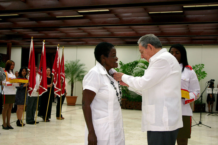 El General de Ejército Raúl Castro Ruz (D), Primer Secretario del Comité Central del Partido Comunista de Cuba (CC PCC), y Presidente de los Consejos de Estado y de Ministros (CEM), condecora con la medalla de Heroína del Trabajo de la República de Cuba, a Julia Labrada, cabillera de la Unidad Empresarial de Base Gran Panel, de Sagua la Grande, en ceremonia efectuada en el Salón de Protocolo de Cubanacán, en La Habana, Cuba, el 29 de abril de 2017. Foto: César A. Rodríguez