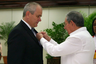 Condecora Raúl a nuevos Héroes y Heroínas del Trabajo (+ Fotos)